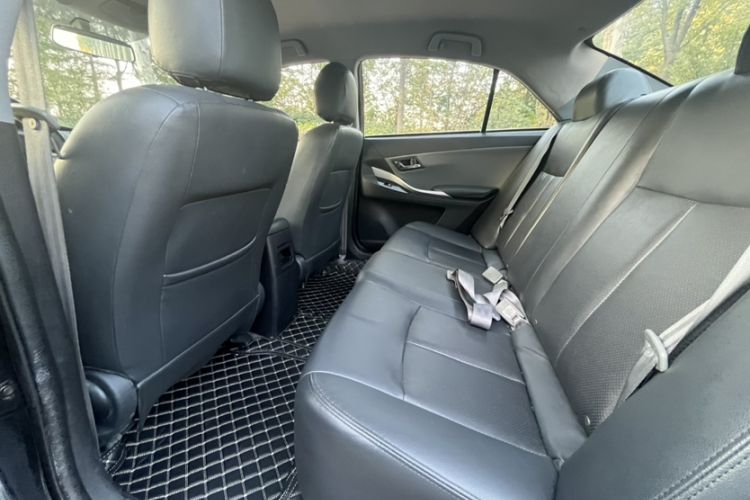 Used Zotye Z300 2014 New Vision 1.5L Manual Luxury Model Interior 2