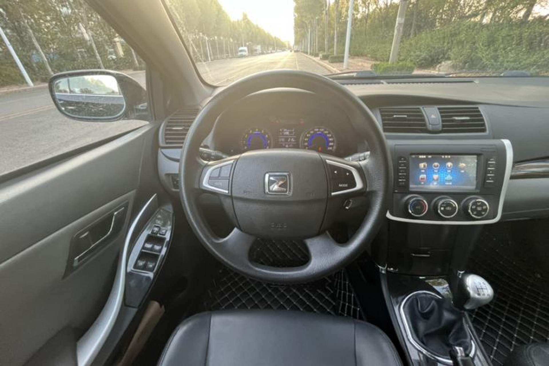 Used Zotye Z300 2014 New Vision 1.5L Manual Luxury Model Interior 3