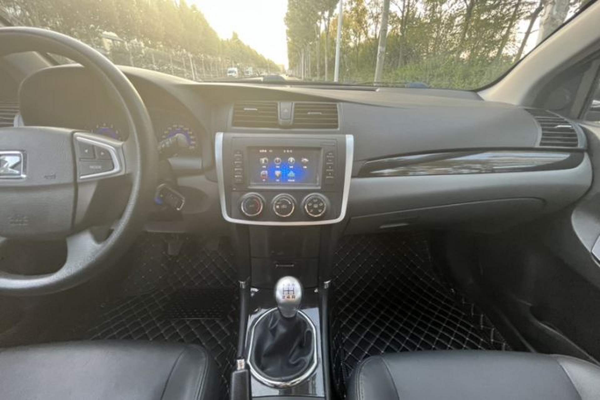 Used Zotye Z300 2014 New Vision 1.5L Manual Luxury Model Interior 5