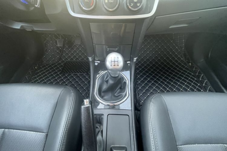 Used Zotye Z300 2014 New Vision 1.5L Manual Luxury Model Interior 8