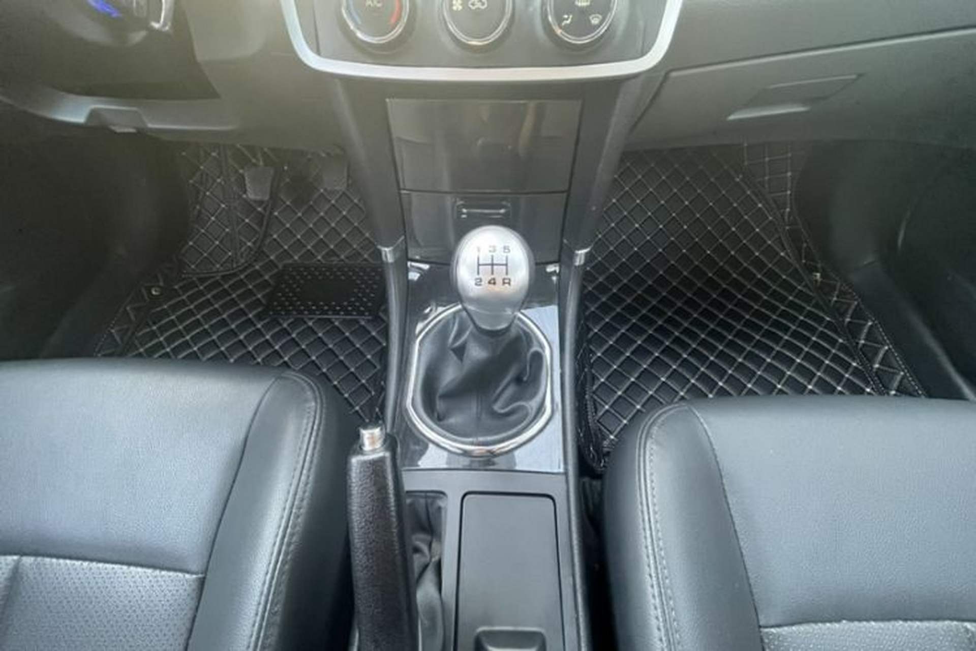 Used Zotye Z300 2014 New Vision 1.5L Manual Luxury Model Interior 8