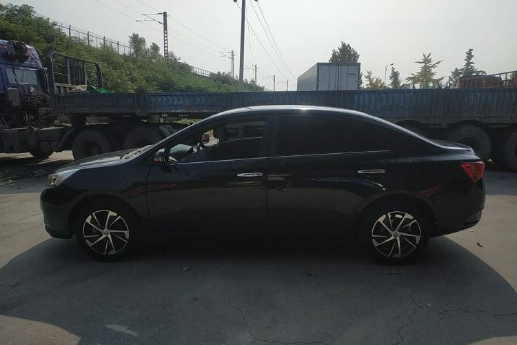 Used Zotye Z300 2014 New Vision 1.5L Manual Luxury Model Left Side