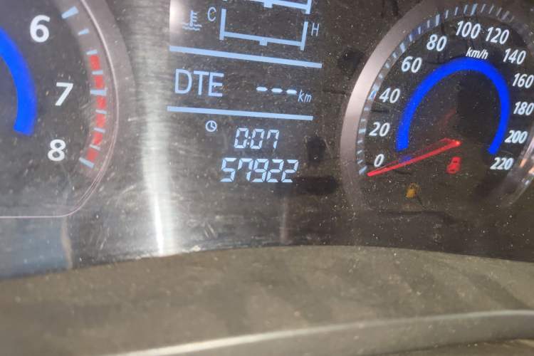 Used Zotye Z300 2014 1.5L Urban Edition Manual Luxury Model Odometer Close Up