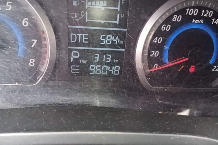 Used Zotye Z300 2014 1.6L Drive-Value Edition Automatic Elite Model Odometer Close Up