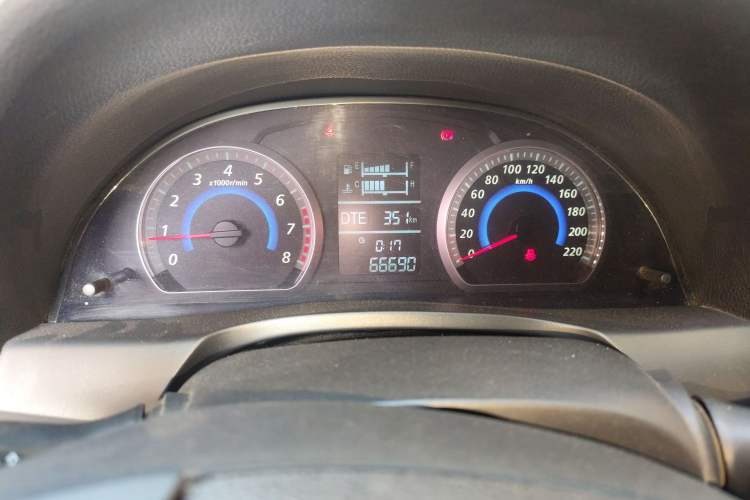 Used Zotye Z300 2014 1.5L Value Edition Manual Elite Model Odometer Close Up