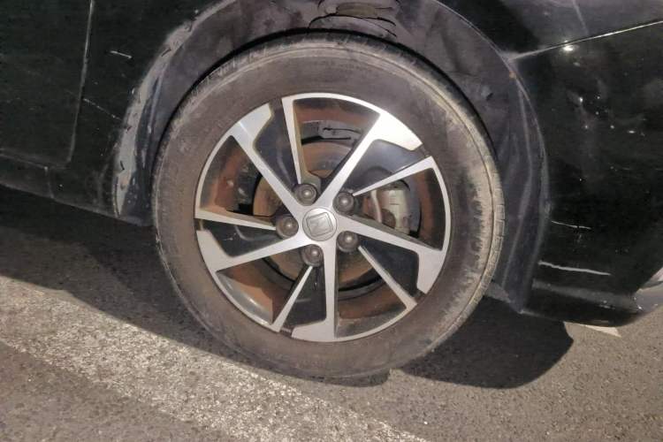 Used Zotye Z300 2014 New Vision 1.5L Manual Luxury Model Right Front Wheel Hub