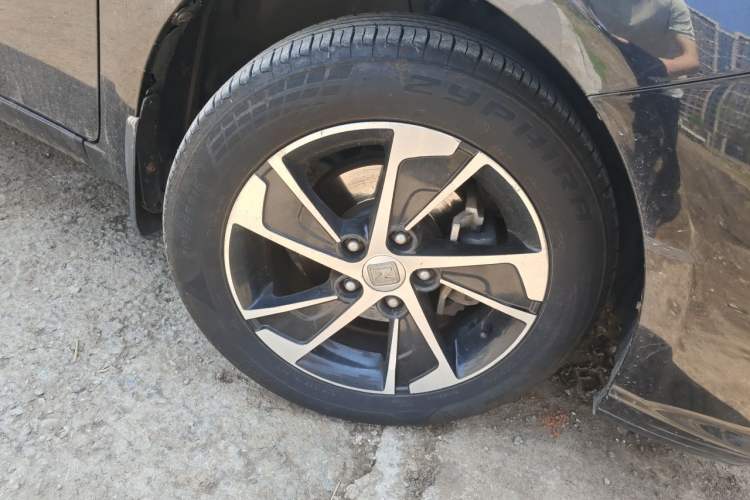 Used Zotye Z300 2014 New Vision 1.5L Manual Luxury Model Right Front Wheel Hub