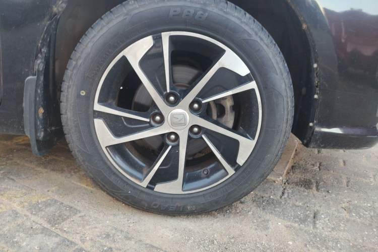 Used Zotye Z300 2014 New Vision 1.5L Manual Luxury Model Right Front Wheel Hub