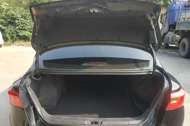 Used Zotye Z300 2014 New Vision 1.5L Manual Luxury Model Trunk
