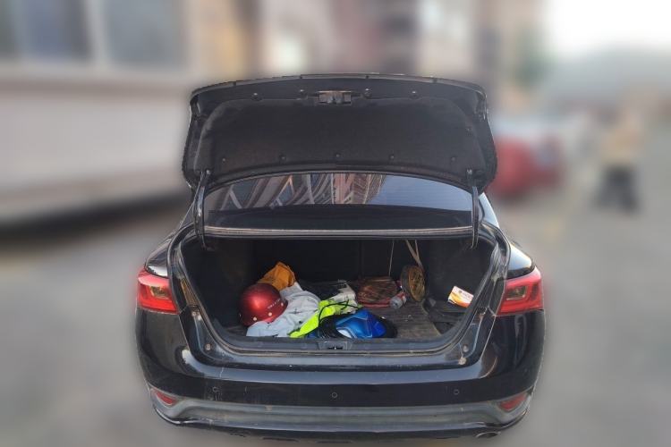 Used Zotye Z300 2014 New Vision 1.5L Manual Luxury Model Trunk
