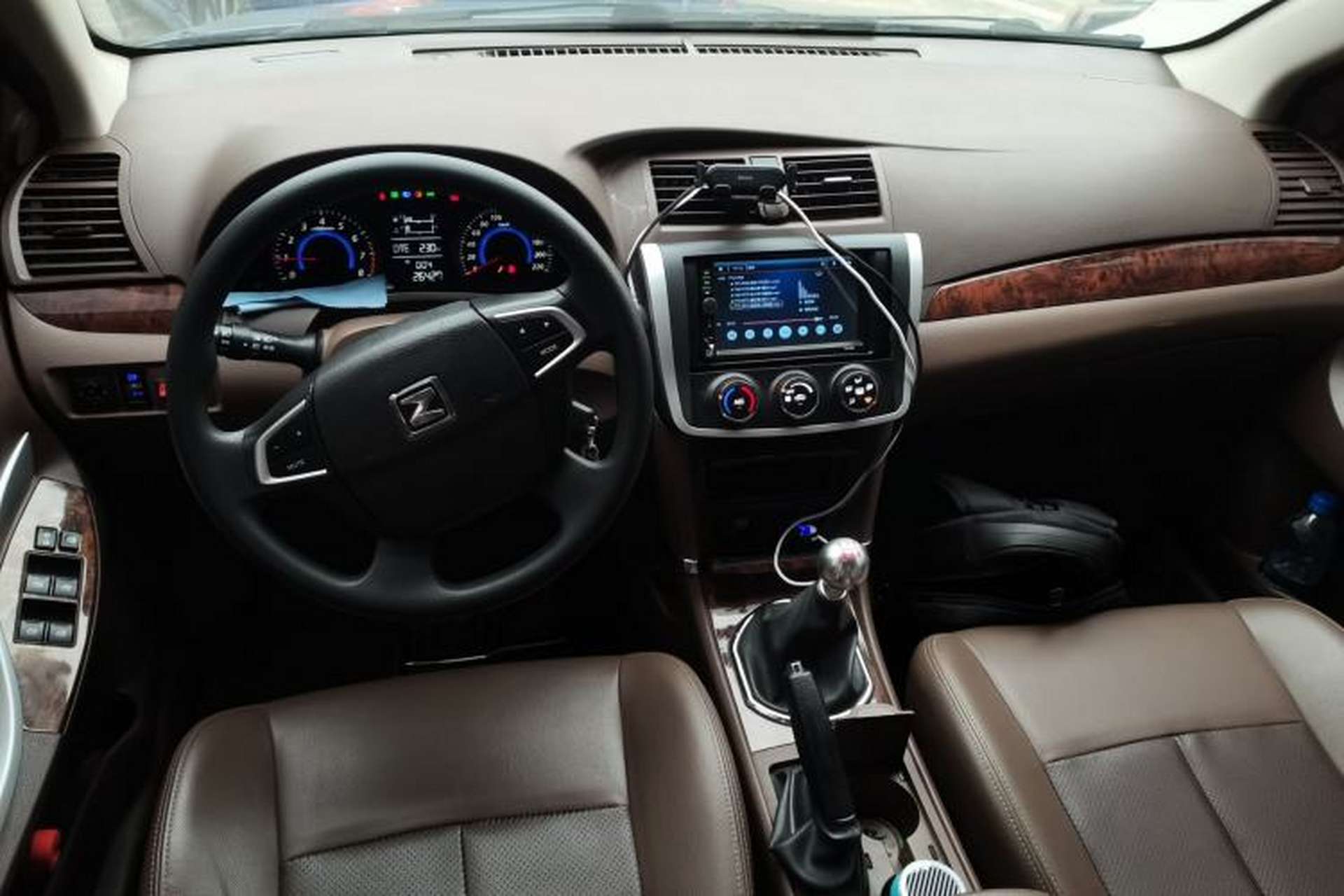 Used Zotye Z300 2014 1.5L Urban Edition Manual Luxury Model Center Console