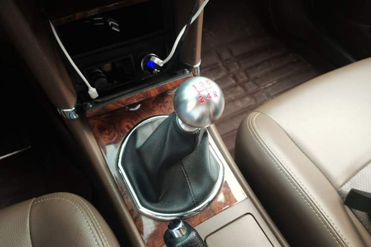 Used Zotye Z300 2014 1.5L Urban Edition Manual Luxury Model Gear Lever