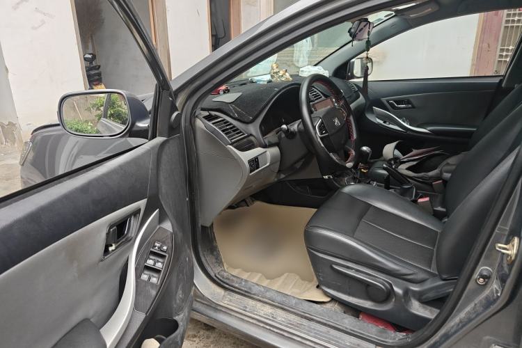 Used Zotye Z300 2014 1.5L Value Edition Manual Elite Model Driver Seat