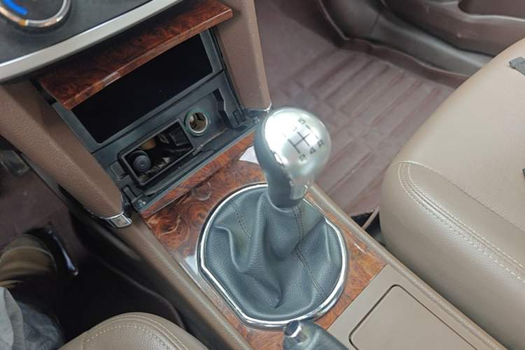 Used Zotye Z300 2014 1.5L Urban Edition Manual Luxury Model Gear Lever