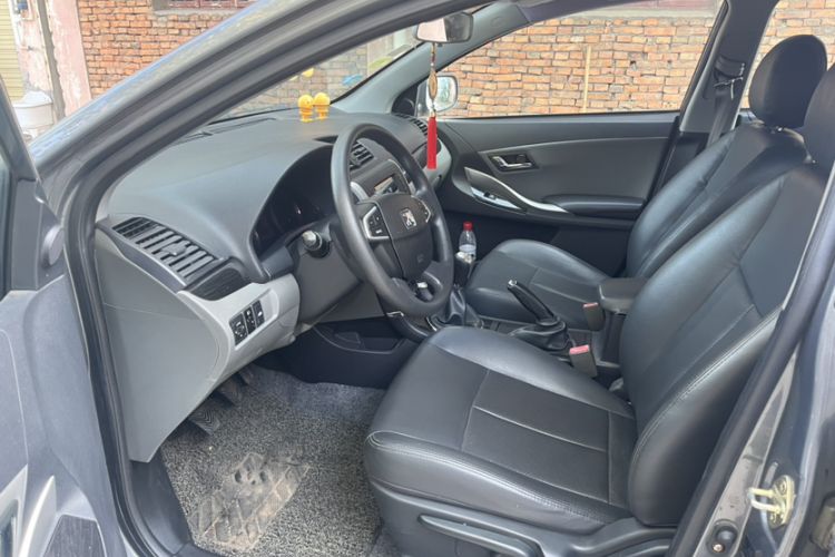 Used Zotye Z300 2014 1.5L Urban Edition Manual Luxury Model Interior 2