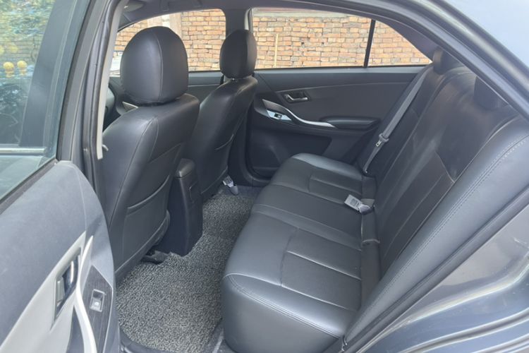 Used Zotye Z300 2014 1.5L Urban Edition Manual Luxury Model Interior 3