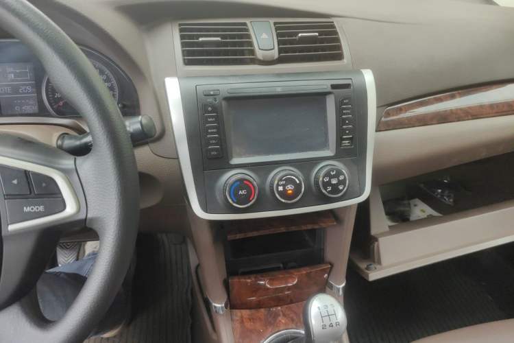 Used Zotye Z300 2014 1.5L Urban Edition Manual Luxury Model Audio And AC Panel