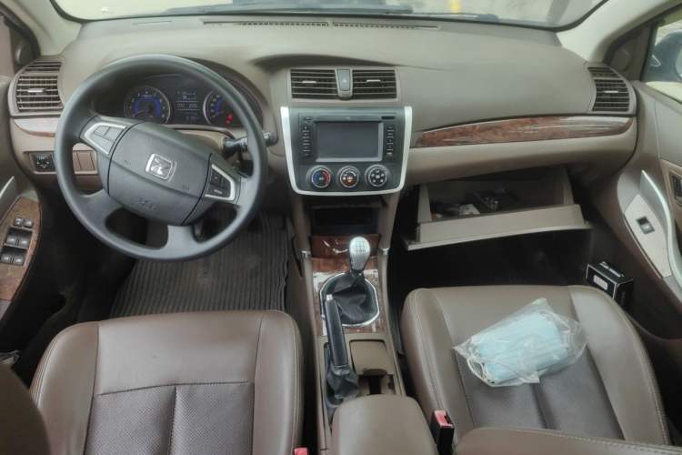 Used Zotye Z300 2014 1.5L Urban Edition Manual Luxury Model Center Console