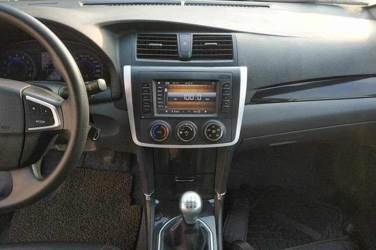 Used Zotye Z300 2014 New Vision 1.5L Manual Luxury Model Audio And AC Panel