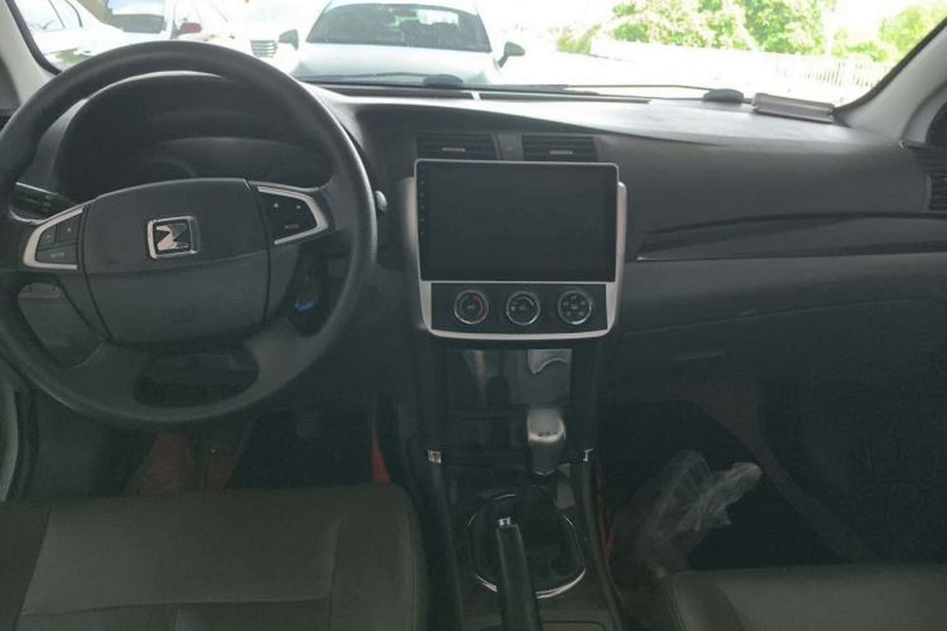 Used Zotye Z300 2014 1.5L Urban Edition Manual Luxury Model Center Console