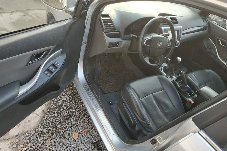 Used Zotye Z300 2014 New Vision 1.5L Manual Luxury Model Driver Seat