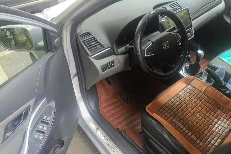 Used Zotye Z300 2014 New Vision 1.5L Manual Luxury Model Driver Seat