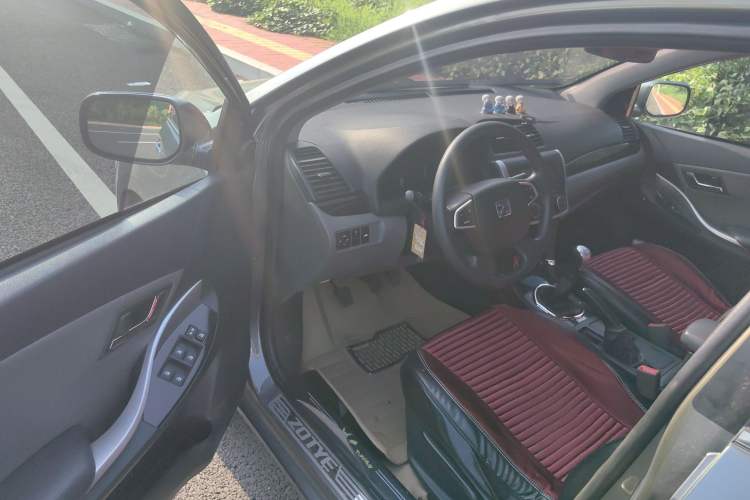 Used Zotye Z300 2014 1.5L Value Edition Manual Elite Model Interior 2