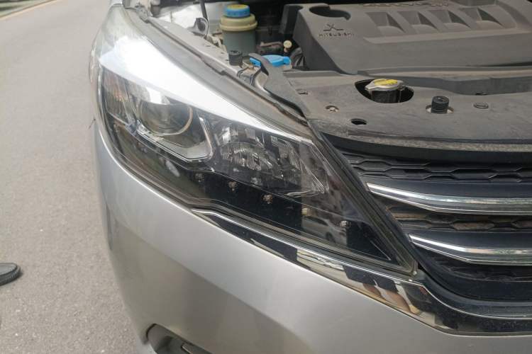 Used Zotye Z300 2014 New Vision 1.5L Manual Luxury Model Right Front Headlight