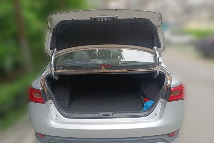 Used Zotye Z300 2014 New Vision 1.5L Manual Luxury Model Trunk