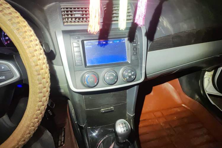 Used Zotye Z300 2014 New Vision 1.5L Manual Luxury Model Audio And AC Panel