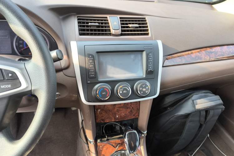 Used Zotye Z300 2014 1.6L Urban Edition Automatic Luxury Model Audio And AC Panel