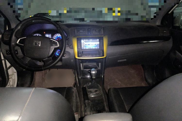Used Zotye Z300 2014 New Vision 1.5L Manual Luxury Model Center Console