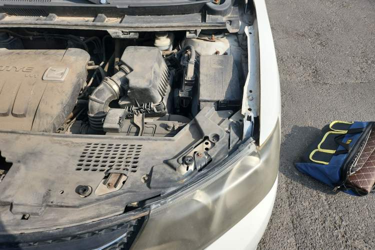 Used Zotye Z300 2014 1.5L Value Edition Manual Elite Model Engine Bay Left