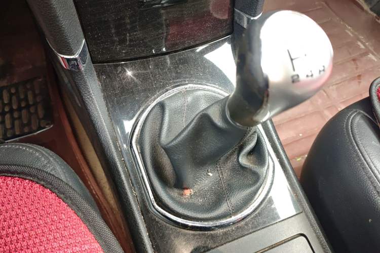 Used Zotye Z300 2014 1.5L Urban Edition Manual Luxury Model Gear Lever