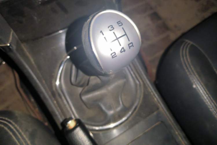 Used Zotye Z300 2014 New Vision 1.5L Manual Luxury Model Gear Lever