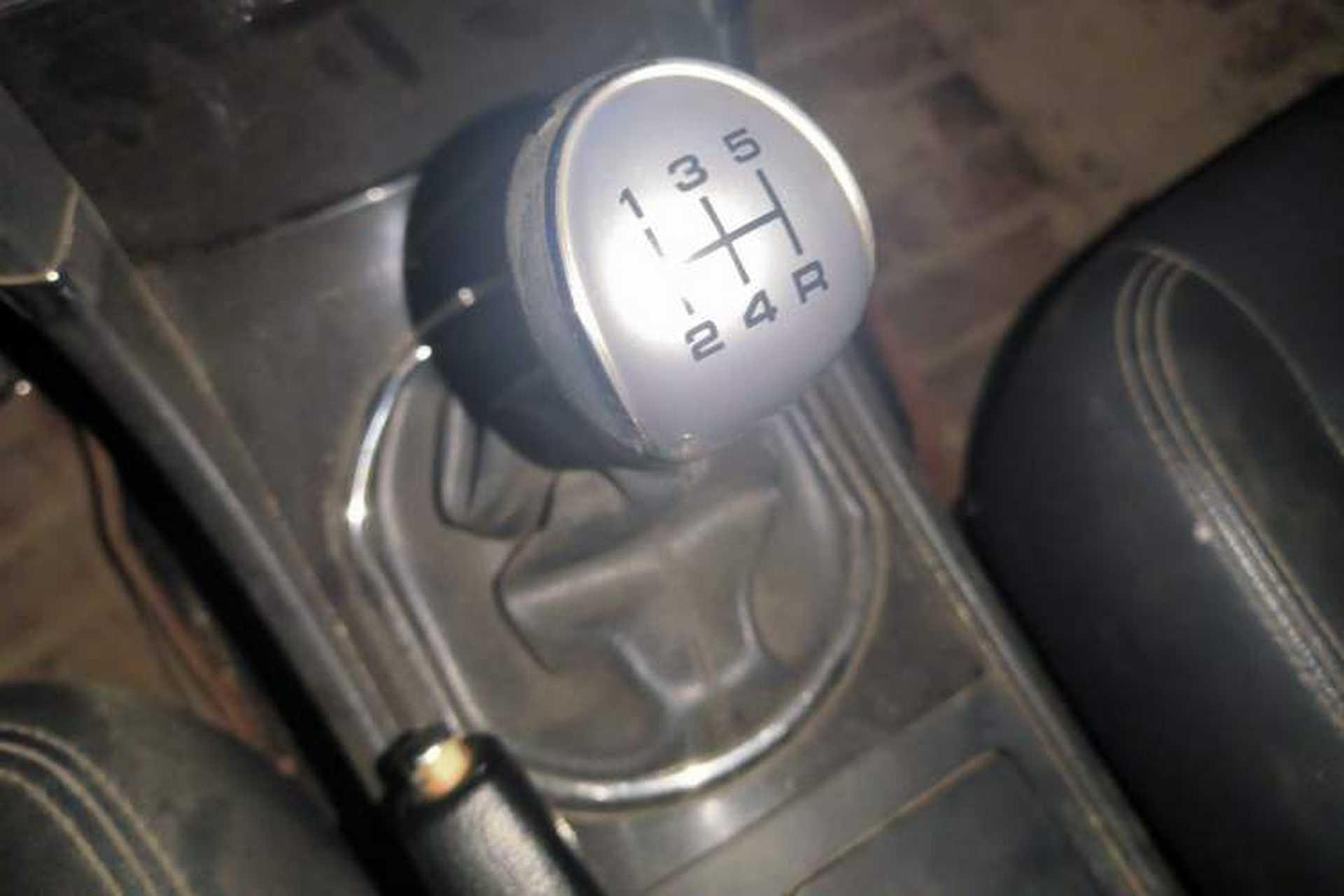 Used Zotye Z300 2014 New Vision 1.5L Manual Luxury Model Gear Lever