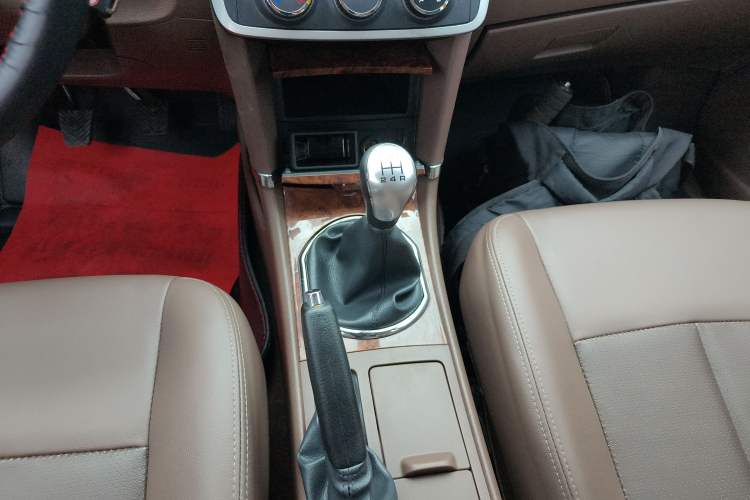 Used Zotye Z300 2014 1.5L Urban Edition Manual Luxury Model Gear Lever