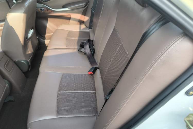 Used Zotye Z300 2014 1.6L Urban Edition Automatic Luxury Model Left Rear Seat