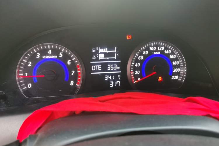 Used Zotye Z300 2014 1.6L Drive-Value Edition Automatic Elite Model Odometer Close Up