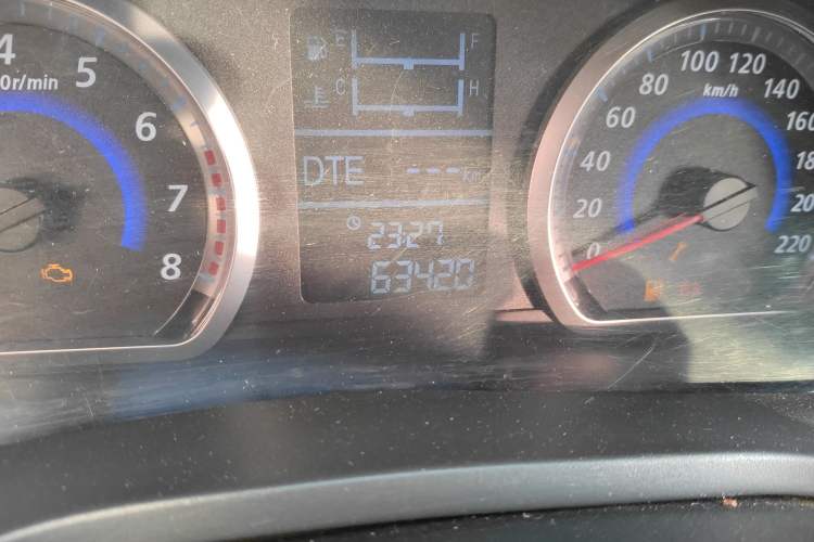 Used Zotye Z300 2014 1.5L Value Edition Manual Elite Model Odometer Close Up