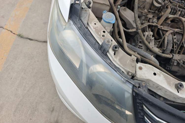 Used Zotye Z300 2014 1.5L Value Edition Manual Comfort Model Right Front Headlight