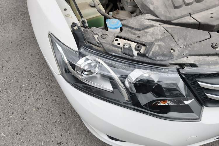 Used Zotye Z300 2014 1.5L Value Edition Manual Comfort Model Right Front Headlight