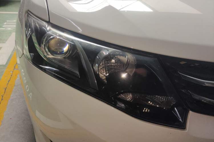Used Zotye Z300 2014 1.5L Urban Edition Manual Luxury Model Right Front Headlight