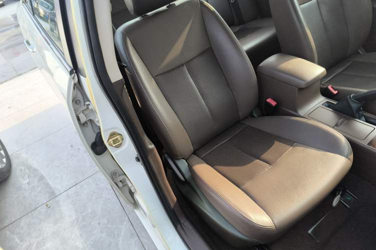 Used Zotye Z300 2014 1.6L Urban Edition Automatic Luxury Model Right Front Seat