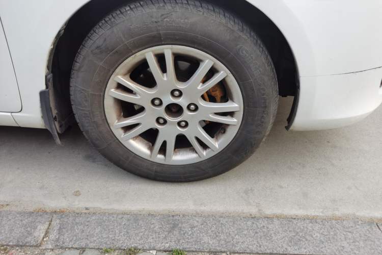 Used Zotye Z300 2014 1.6L Drive-Value Edition Automatic Elite Model Right Front Wheel Hub