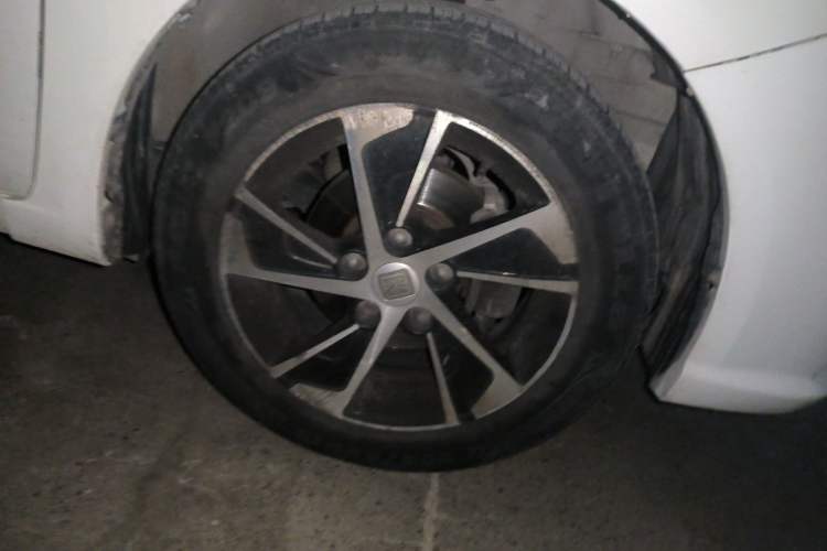 Used Zotye Z300 2014 New Vision 1.5L Manual Luxury Model Right Front Wheel Hub