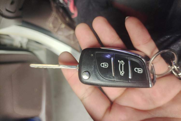 Used Zotye Z300 2014 1.5L Urban Edition Manual Luxury Model Vehicle Key