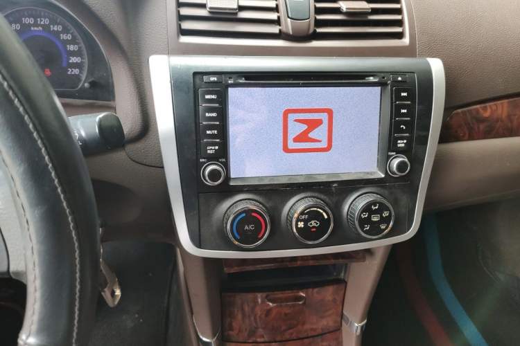 Used Zotye Z300 2016 New Vision 1.5L Manual Entry-Level Model with Sunroof Audio And AC Panel