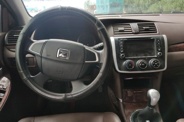 Used Zotye Z300 2016 New Vision 1.5L Manual Entry-Level Model with Sunroof Center Console