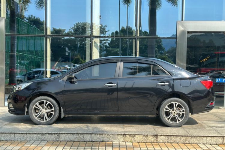 Used Zotye Z300 2016 1.5L Manual Luxury Model Exterior 2